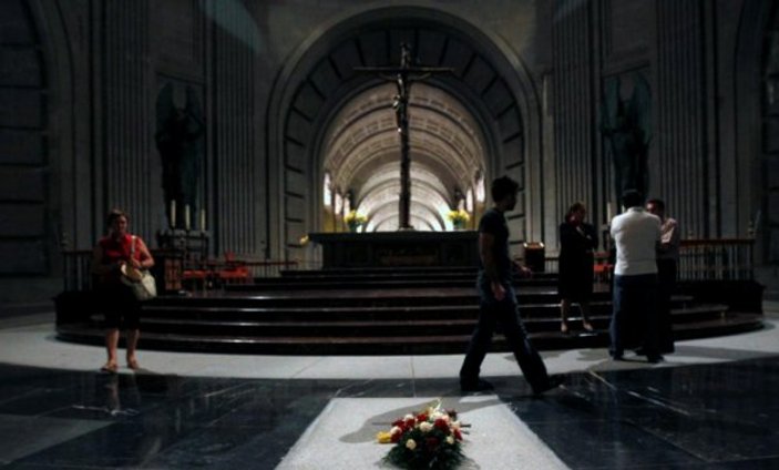 Franco'nun mezarı yıkılıp barış anıtına dönüştürülecek