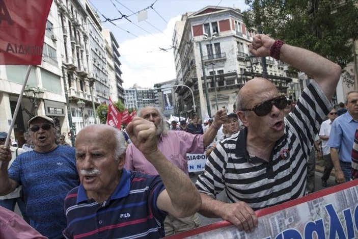 Yunanistan'da emekliler protesto gösterisi düzenledi