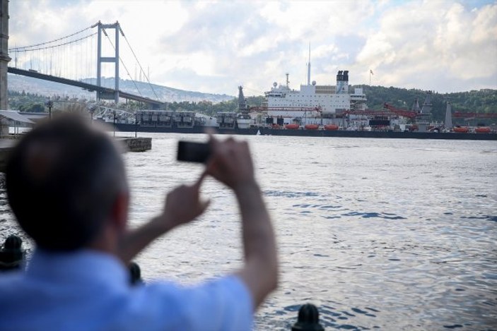 Dünyanın en büyük inşaat gemisi İstanbul'dan geçti