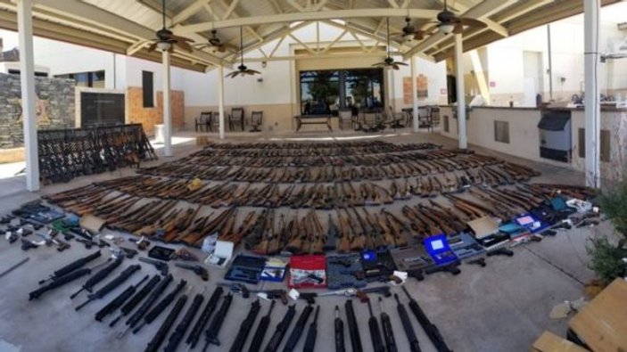 Sabıkalı adamın evinden 500'den fazla silah çıktı