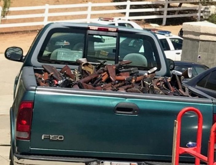 Sabıkalı adamın evinden 500'den fazla silah çıktı