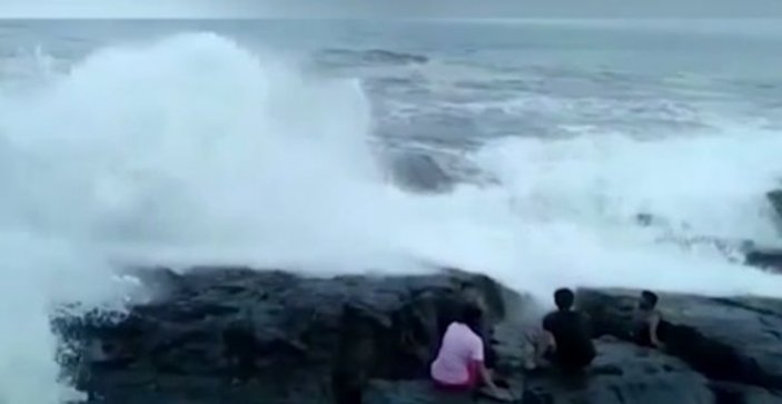 Selfie çekmek için sahile inen adam dalgalara kapıldı
