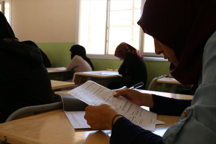 Suriye'de okullara giriş sınavları yapılıyor