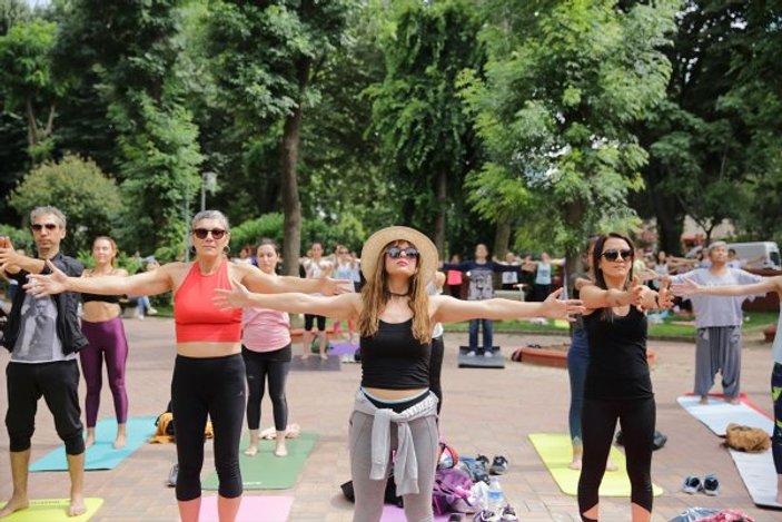 İstanbullular açık havada yoga yaptı