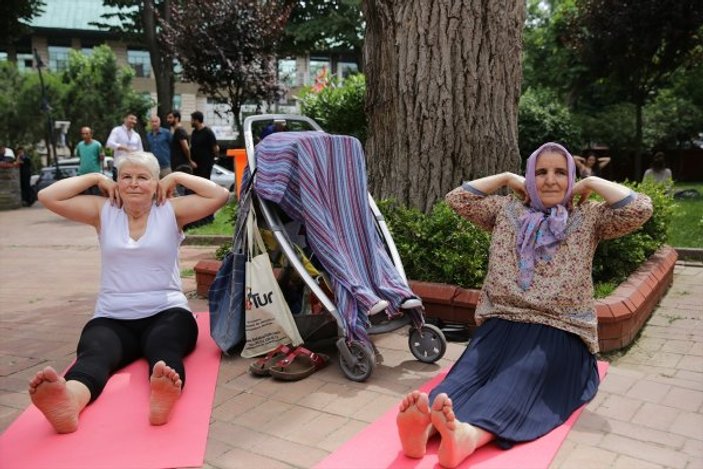 İstanbullular açık havada yoga yaptı