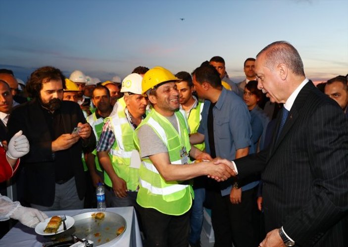 Erdoğan'dan havalimanı çalışanlarına baklava ikramı
