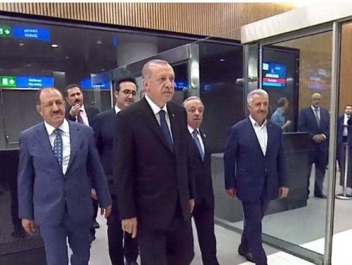 Cumhurbaşkanı, İlker Aycı'yla birlikte havalimanını gezdi