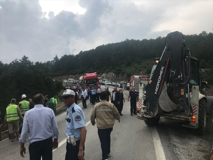 Bursa'da yolcu otobüsü devrildi: 1 ölü, 20 yaralı