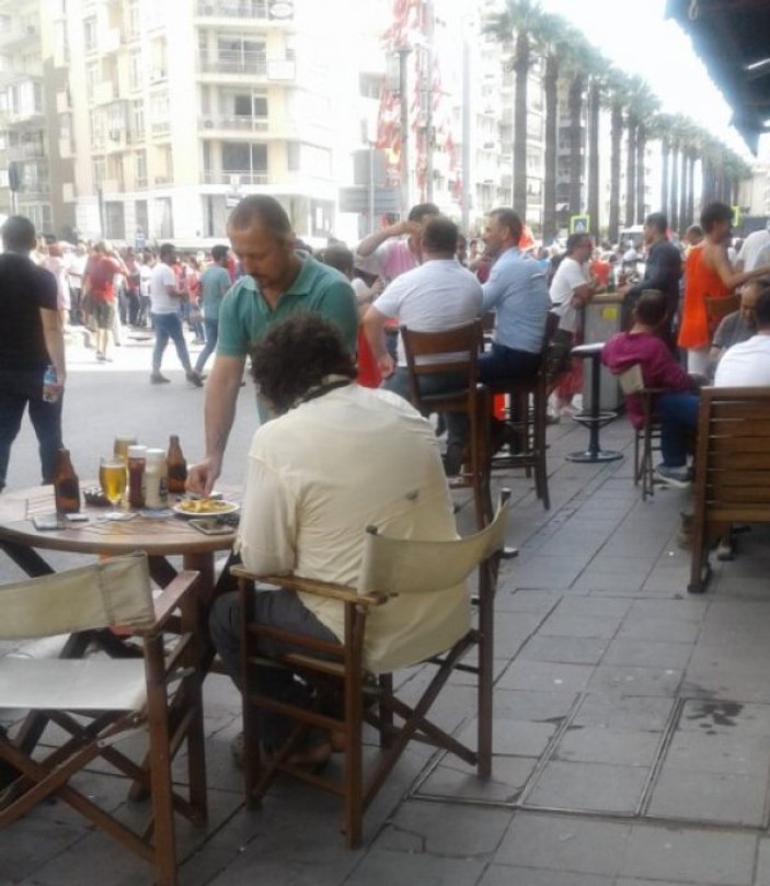 İzmirliler Muharrem İnce'yi bira içerek bekledi