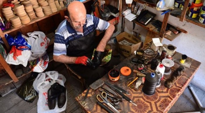 10 metrekarelik dükkanında 52 yıldır ayakkabı yapıyor