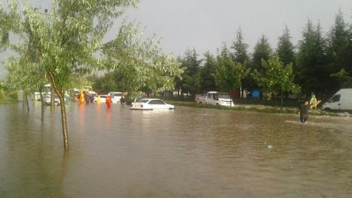Sağanak yağış Eskişehir'de yolları göle çevirdi