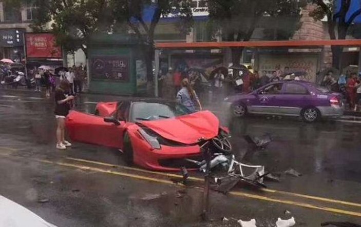 Ferrari'sini ilk sürüşte parçalayan Çinli sürücü