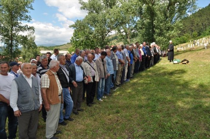 Bosna'da katledilenler için Drina Nehri'ne gül bırakıldı