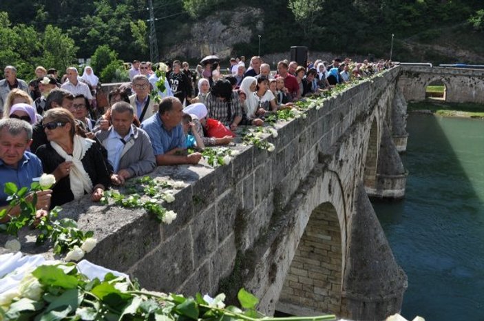 Bosna'da katledilenler için Drina Nehri'ne gül bırakıldı