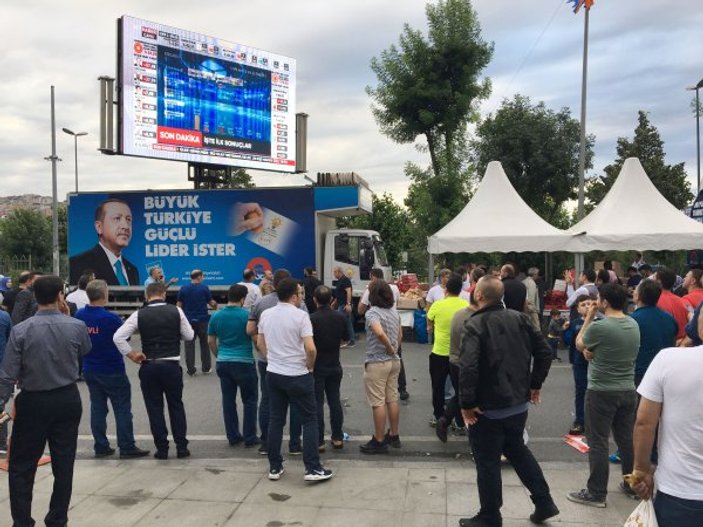 AK Parti İstanbul İl Başkanlığı önünde toplanmalar başladı