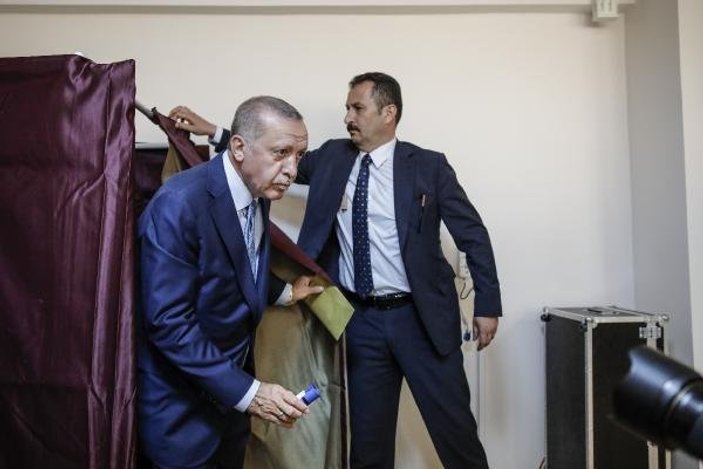 Cumhurbaşkanı Erdoğan oy kullandığı sandıktan birinci çıktı
