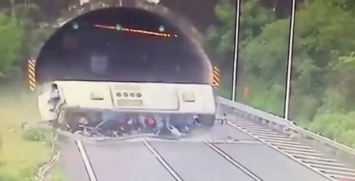 Çin'de bariyerlere çarpan otobüs takla attı