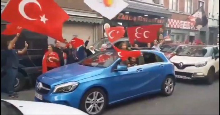 Brüksel'de Türk bayraklı kutlama