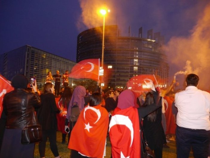 Fransa'da Türklerin coşkulu seçim kutlaması