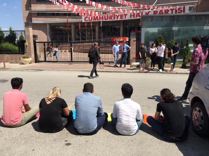 CHP önünde oturma eylemi