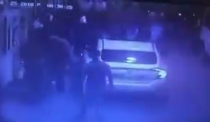 İzmir'de HDP'liler Türk bayrağı bulunan araca saldırdı