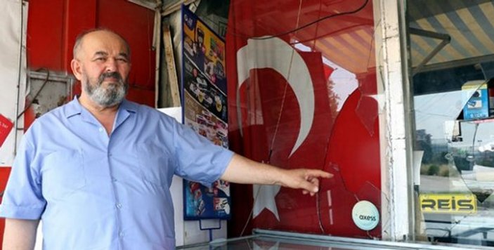 Türk bayrağı astığı için markete saldırdılar