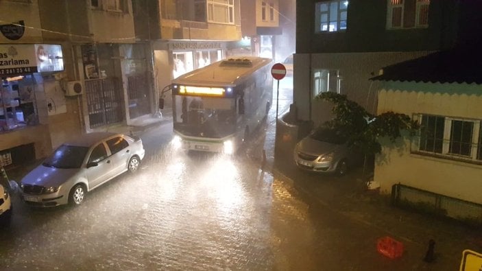 Şiddetli yağış Tekirdağ'da etkisini gösterdi