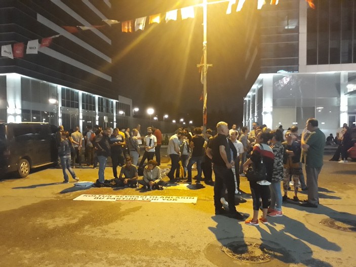 CHP'liler Genel Merkez önünde sabaha kadar oturdu