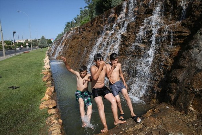 Şanlıurfa'da çocuklar sulama kanallarında serinledi
