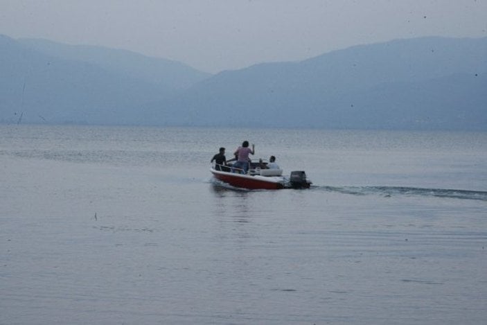 3 kişi İznik Gölü'ne girdi biri kayboldu