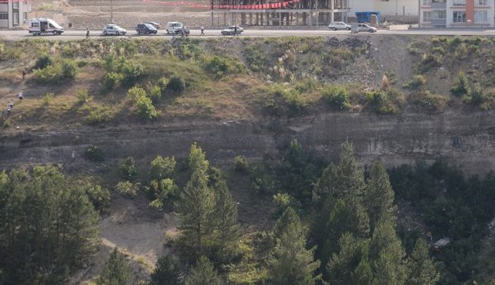 Karabük'te otomobil 100 metrelik kanyona devrildi