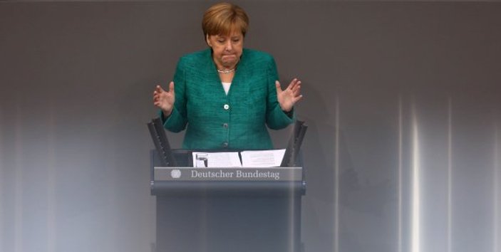 Merkel: Türkiye'ye 3 milyar euroluk yardımı gönderelim