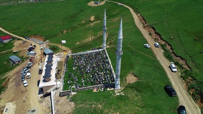 Gümüşhane-Trabzon sınırında üstü açık tarihi cami