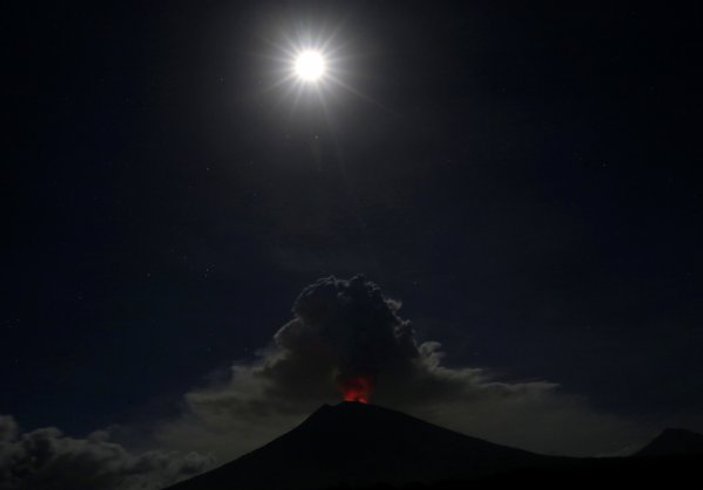 Bali'de yanardağ patlaması: 75 bin yolcu mahsur kaldı
