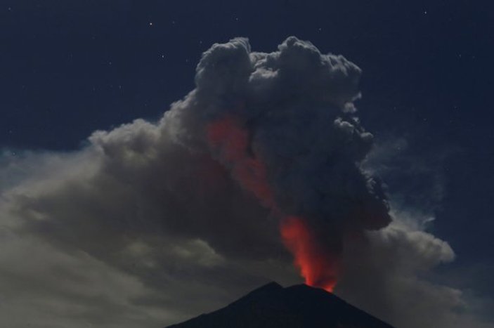 Bali'de yanardağ patlaması: 75 bin yolcu mahsur kaldı