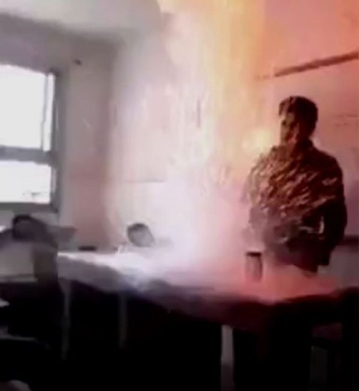 Kimya öğretmeninin deneyi bomba gibi patladı