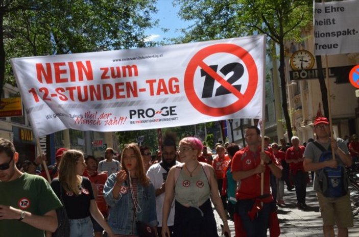 Avusturya’da aşırı sağcı hükümet protesto edildi