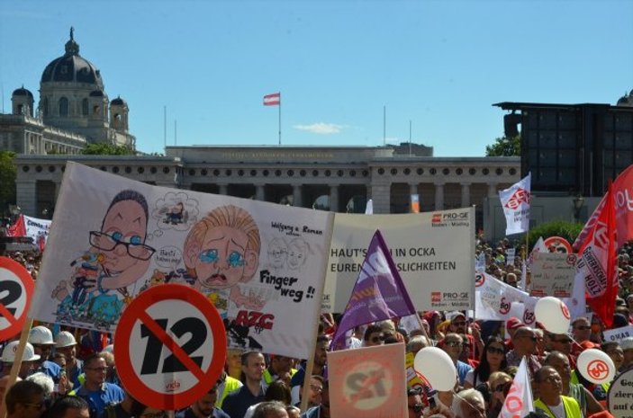 Avusturya’da aşırı sağcı hükümet protesto edildi