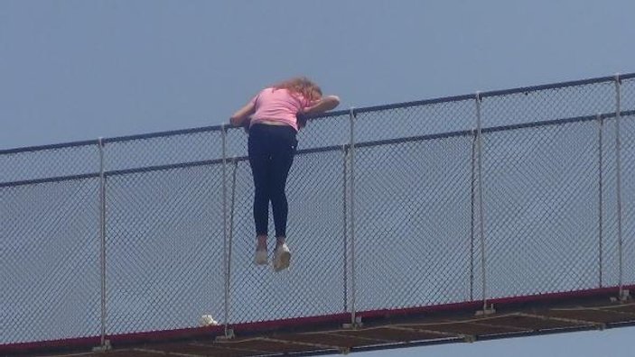 Köprüden atlayan genç kadını polis havada yakaladı