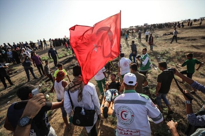 Gazze'de Türk bayrağı açan genç vuruldu