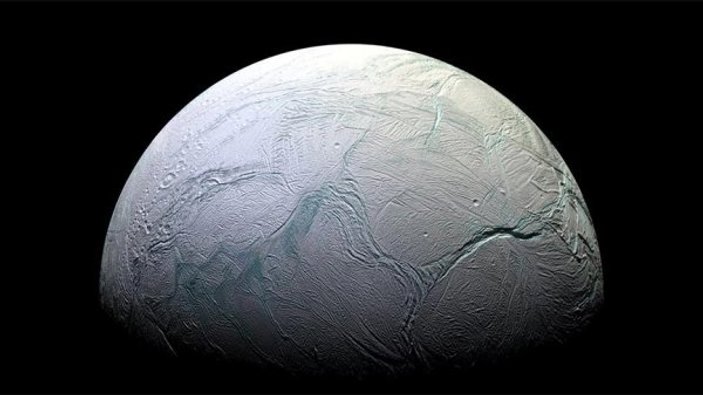 Enceladus'ta yaşam ihtimali bulundu