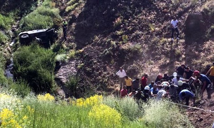 Erzurum'da askeri araç şarampole devrildi: 2 yaralı