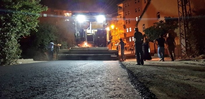 Hakkari’de asfalt çalışması gece de yapılıyor