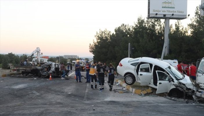Uşak-İzmir yolunda kaza: 1 ölü 17 yaralı