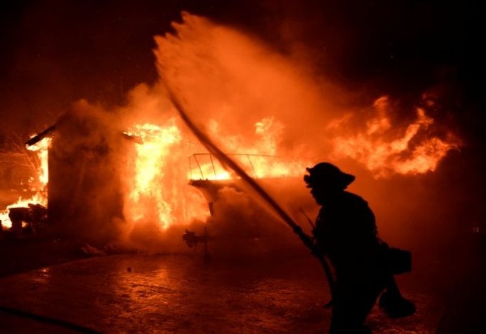 ABD'de yangın paniği: OHAL ilan edildi