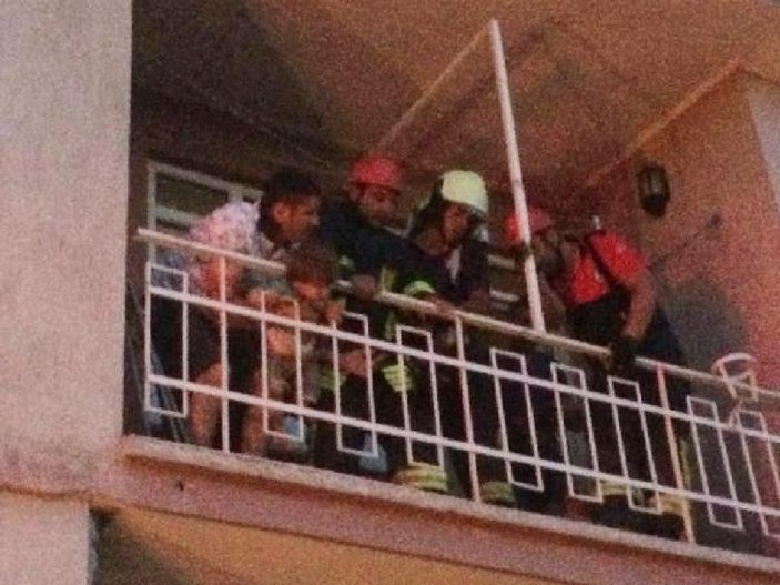 Başı balkon korkuluklarına sıkışan bebek kurtarıldı