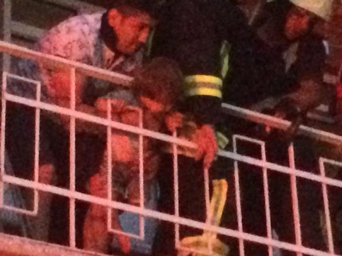 Başı balkon korkuluklarına sıkışan bebek kurtarıldı