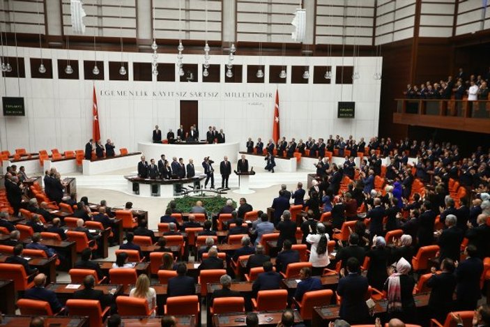 HDP'li milletvekilleri İstiklal Marşı okumadı