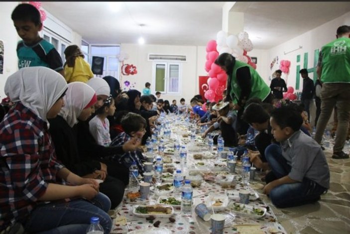 Suriyeli yetimlere moral etkinliği