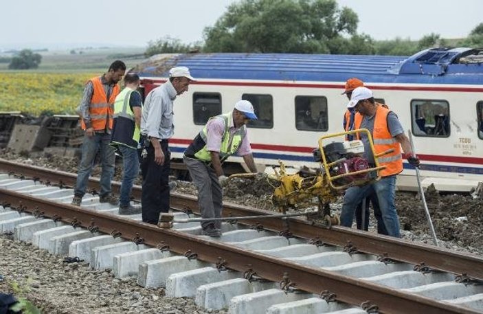 Tren kazası bölgesinde raylar yenileniyor